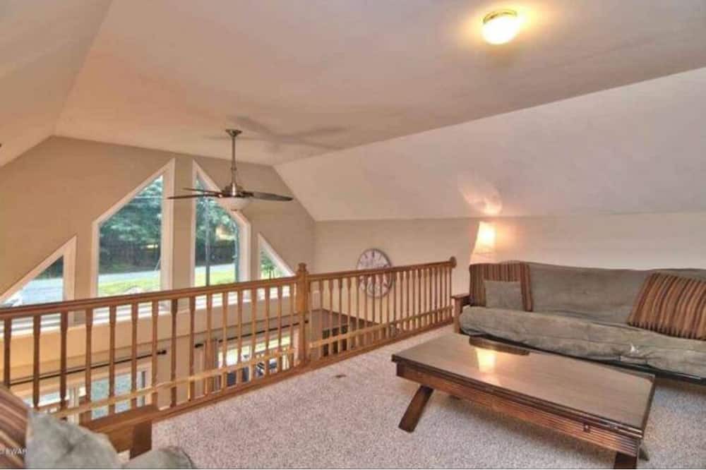Lackawaxen Ski Chalet | Cozy Chalet in Masthope Mountain Community
