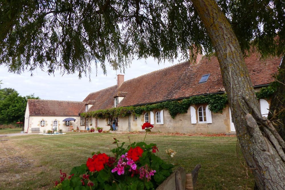 Lurcy-Levis Cottage | Gite Lurcy-Lévis, 2 bedrooms, 6 persons