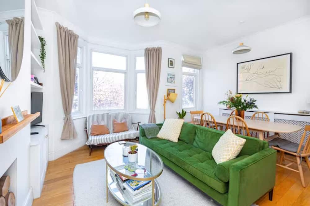 Hoe Street Apartment | Vibrant 2BR Flat in Walthamstow, 5 min to Tube