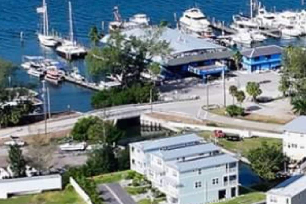 Cortez House | Brand new 3/2.5 beach house walking distance to Anna Maria Island beaches.