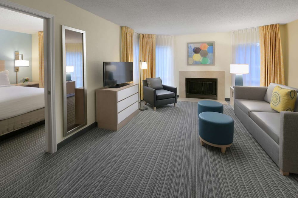 Houston House | Perfect for Groups! Spacious Unit w/ Kitchen, Outdoor Pool, Free Bfast & Parking