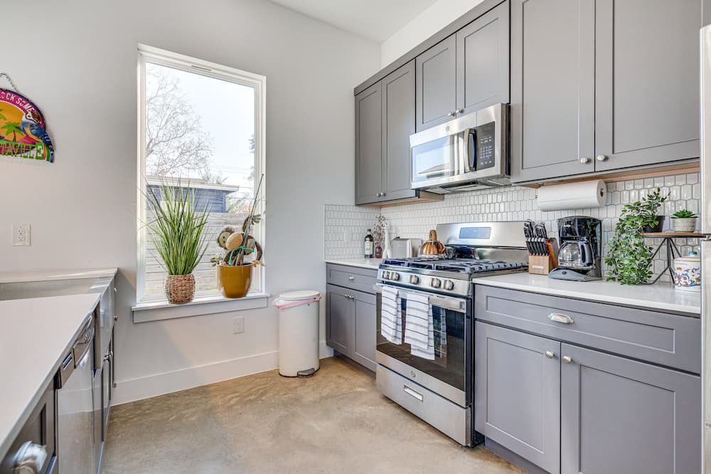 Brentwood Cottage | Pet-friendly Brentwood Home ~ 7 Mi to Downtown!