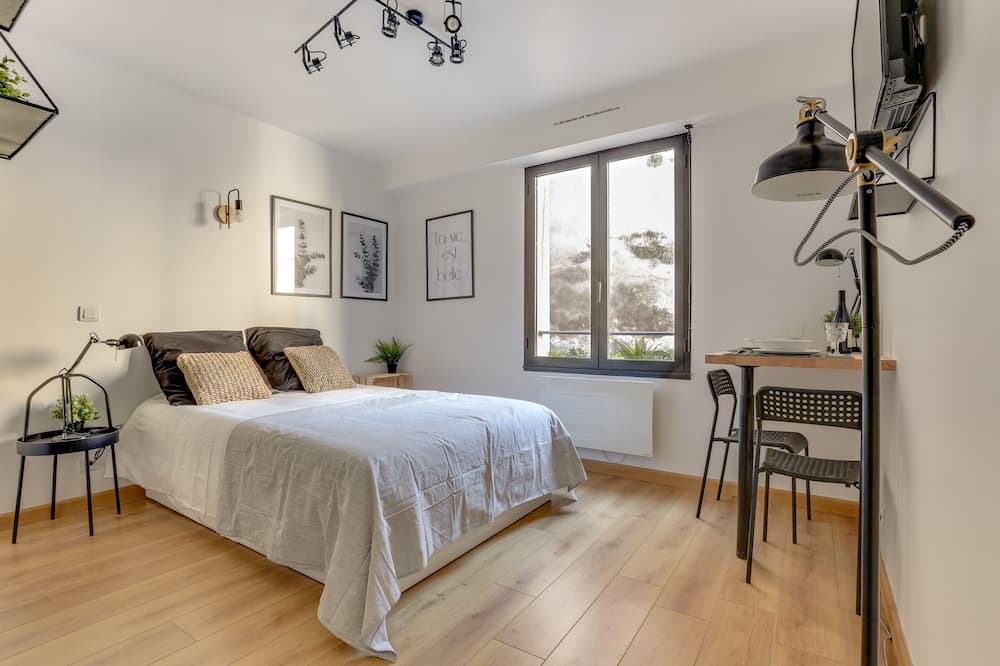 Saint Nicolas - Charles III - Ville vieille - Trois Maisons - Leopold Bed & Breakfast | Studio Carnot - Quiet location in Nancy's hypercen