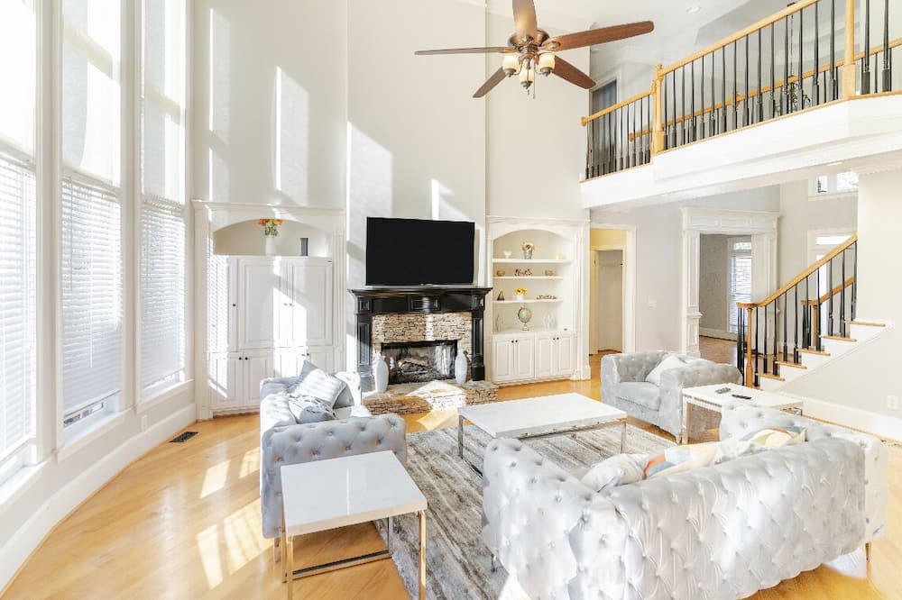 Duluth House | THE CASTLE