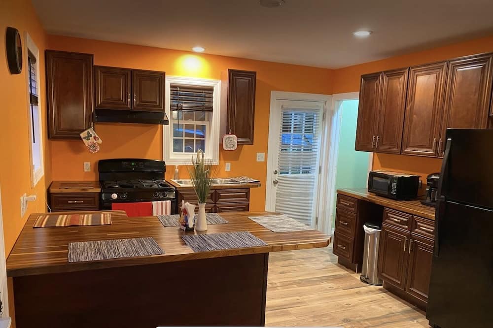 Elmira Apartment | Welles Apartment A