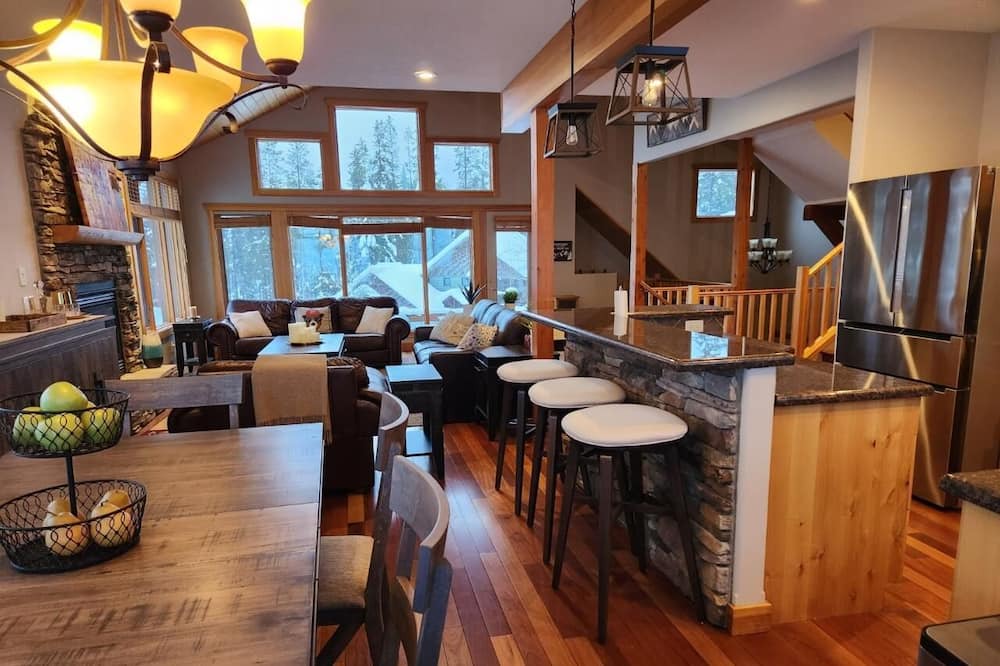 Forest Ridge Estates Ski Chalet | Spectacular 4 Bedroom, 4 Bathroom House-Greywolf Drive-Hot Tub and Sauna!