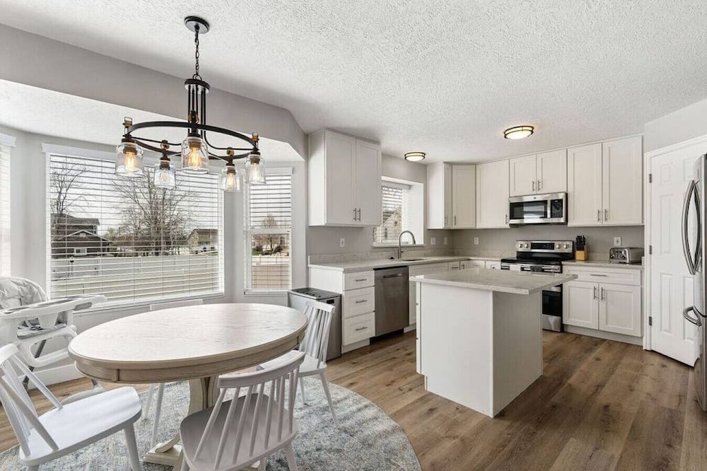 Farmington House | Large Serene Farmington Retreat, Close to Lagoon, SLC, Park City & 8 Ski Resorts