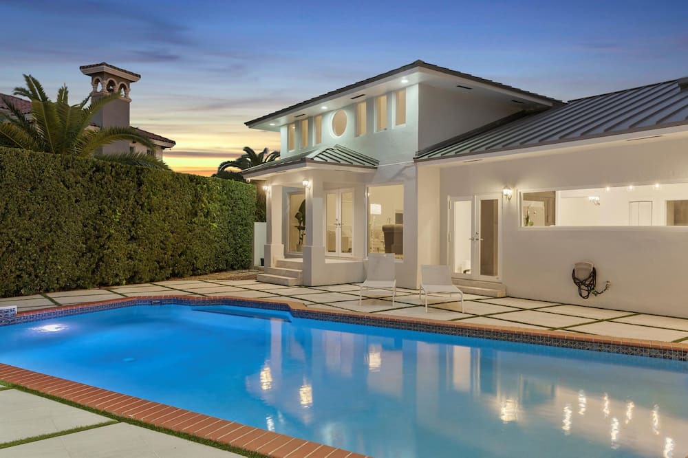 Ludlam Villa | Amazing Blue Bird Lake Mansion. Reimagine Luxury