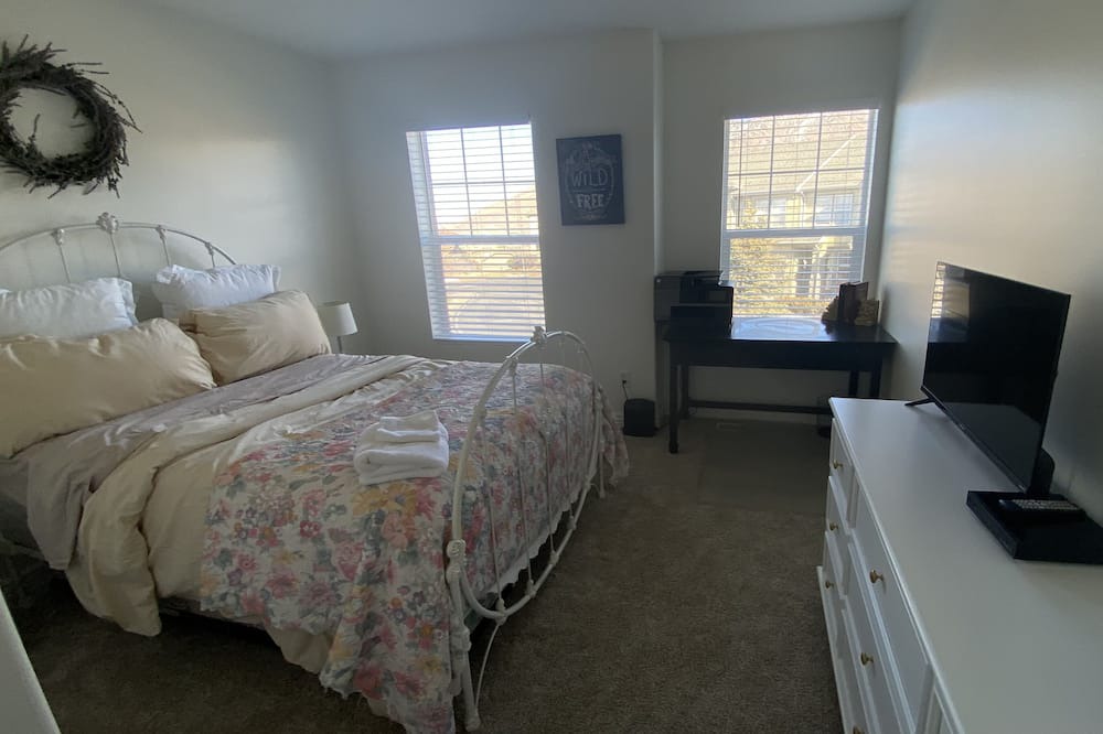 Draper House | Gorgeous view of the City! Clean room & bath all yours! Come meet our 2 Goldens!