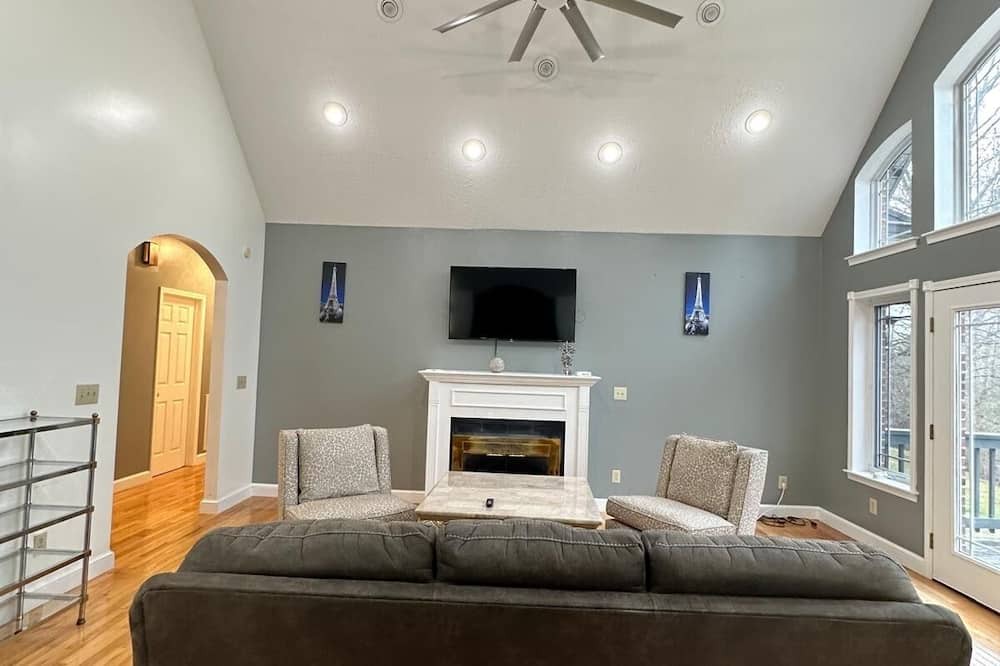 Jefferson House | Spacious estate comfortable for a dozen guests on 10 acres in Jefferson NC.