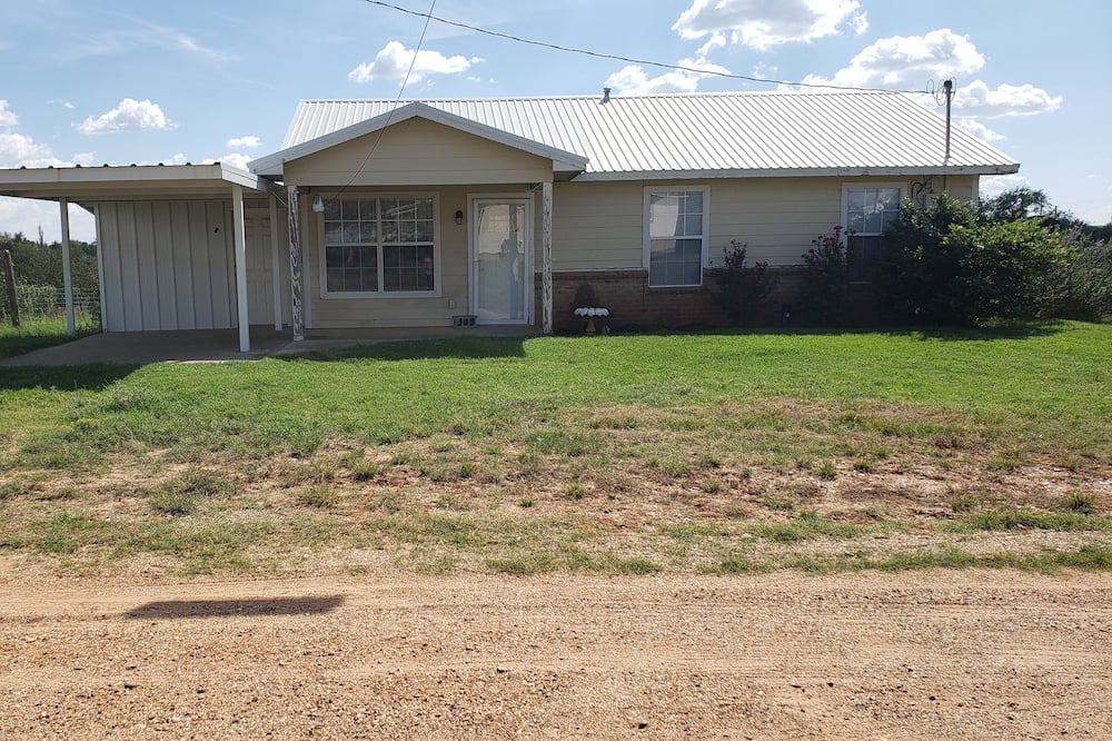 Matador House | Comfortable cottage in Matador TX with fenced back yard. Pet and horse friendly!