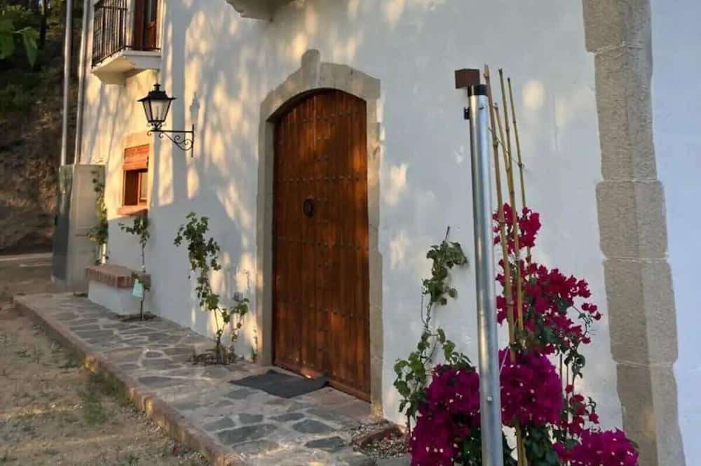 Can Ginebre Apartment | Katalanische Masia mit Großzügigem Platzangebot, Pool, Garten Inmitten der Natur