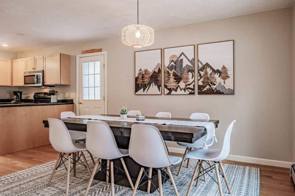 Conway House | Tranquil Paradise: Enchanting 3-Bedroom Brookside