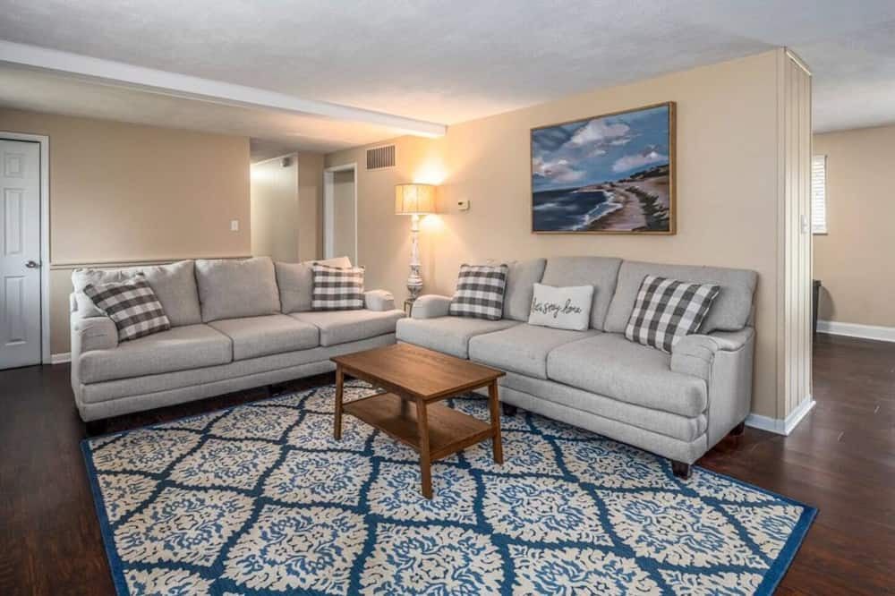 Centerville House | Friends & Family, Walking Distance to Cville Place