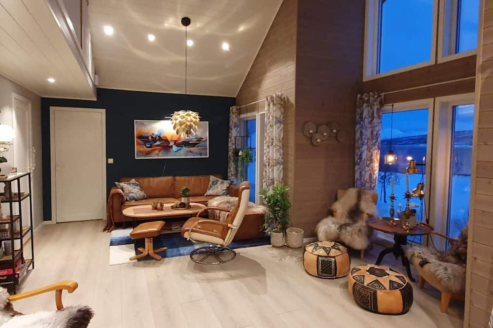 Lyngen House | 6 person holiday home in Svensby
