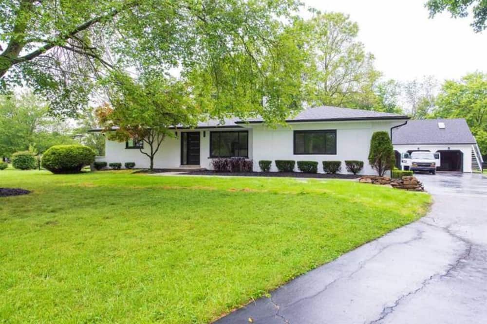 The Village of Indian Hill House | Friends and Family LG Luxury Home Near Indian Hill