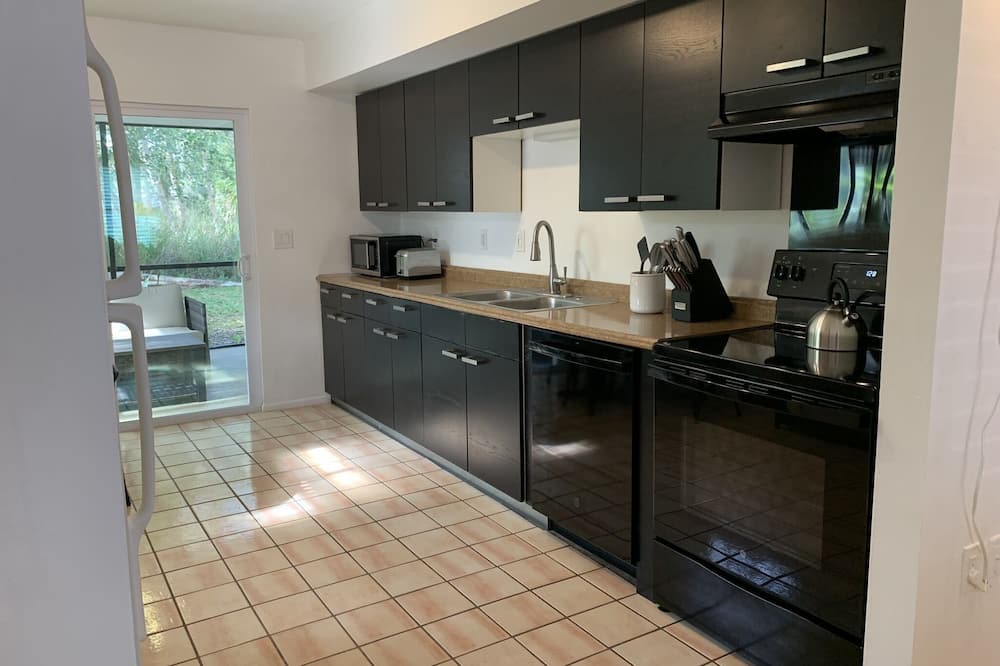 Bayou Oaks Condo | Peaceful Sarasota 2/2 Villa w/Screened Porch Close to Everything