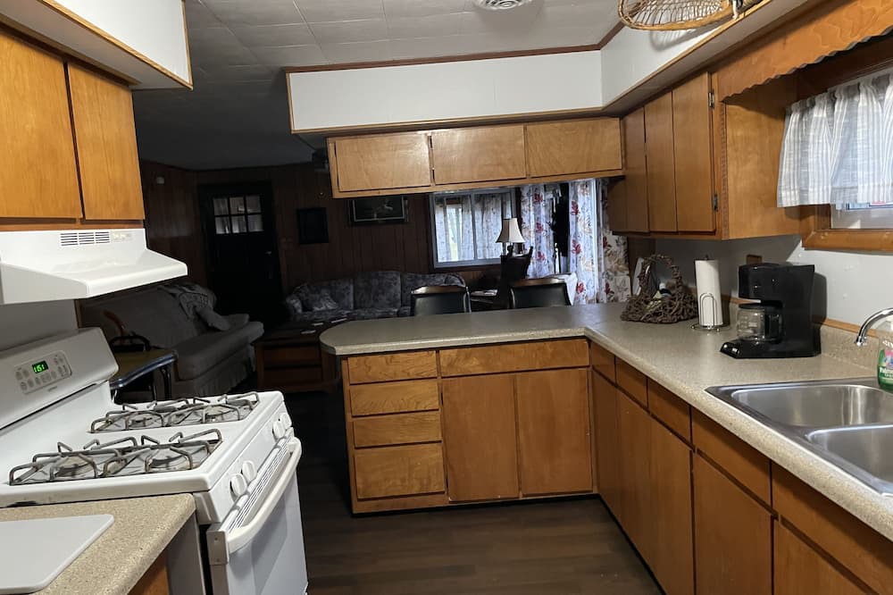 Mio Cabin | Classy log cabin. 3 bedroom. Great for hunting, fishing or kayaking.