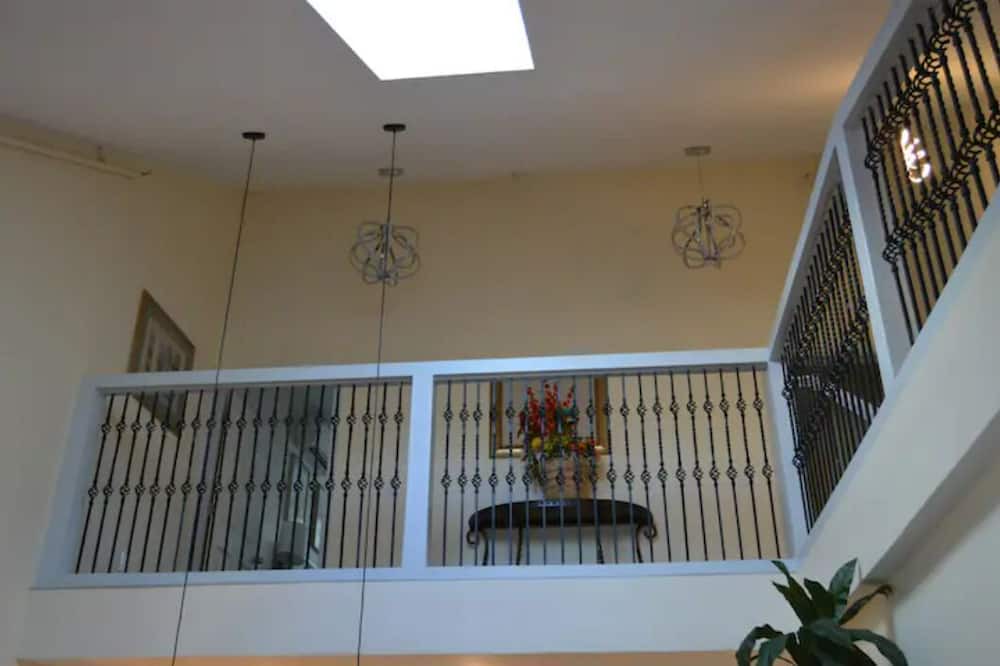 Off Broadway House | 5 minute walk to Downtown Newport ! 2 Floor 2 Bedroom Apartment in Newport