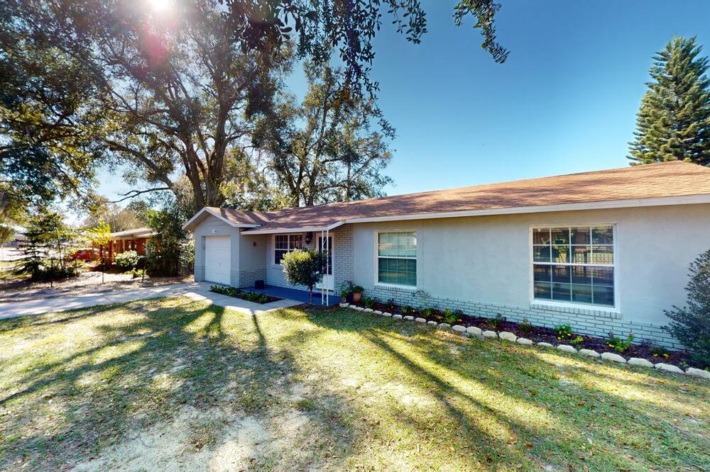 Eagle Lake House | Dog-friendly charming home with enclosed pool, large lanai, desk, & open layout