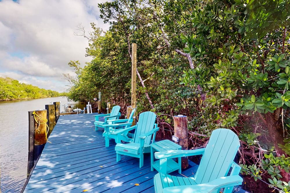Everglades City House | Snowbird & dog-friendly riverfront home with fishing pier, grill, & kitchenette