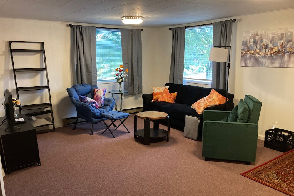 Aberdeen Condo | Cosmopolis. Forest Hill 2 BR Get-Away.