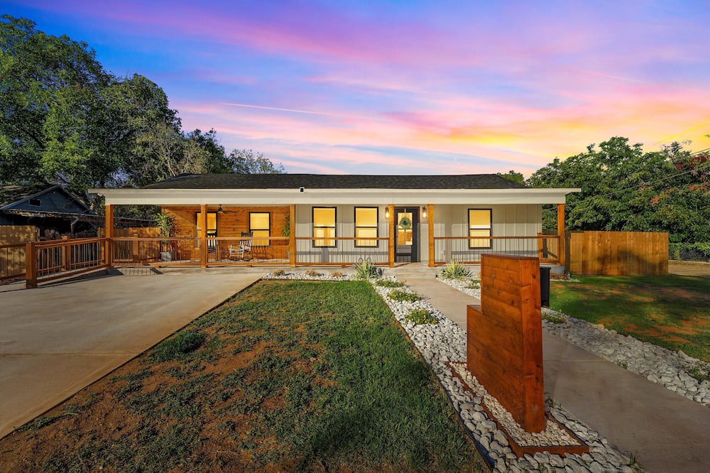 University House | 3BR, 2BA Modern Farmhouse. Family-friendly, wheelchair access. Central location.