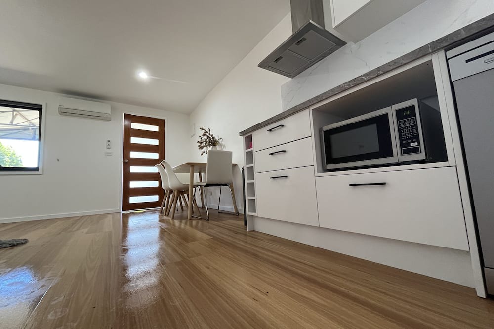 Florey Cottage | Lovely brand-new three bedroom guest house in Florey