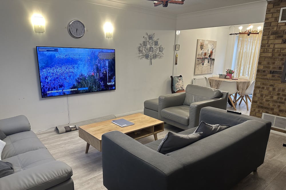 Tilbury House | Beautiful 3 bedroom house in Tilbury ,close to Amazon LCY2. Ideal for Amazonians