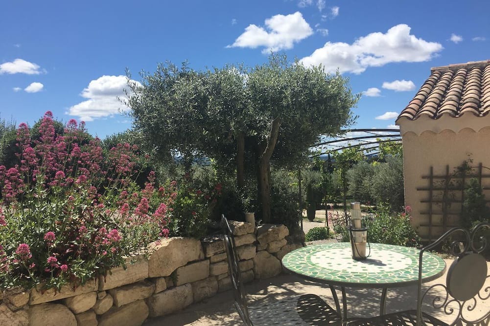 Saint-Pierre-de-Vassols House | Holiday Home 'La Maison De Malie' with Mountain View, Wi-Fi and Air Conditioning