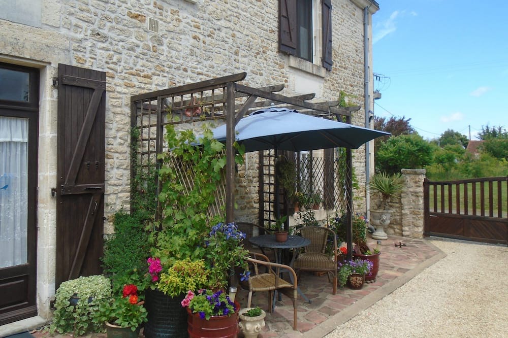 Saint-Valerien House | Holiday Home 'Maison Le Rousset' with Private Terrace, Private Garden and Wi-Fi