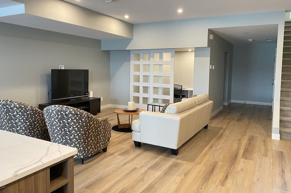 Vernon House | Middleton Mtn 1600 sq. ft on Park with hot tub