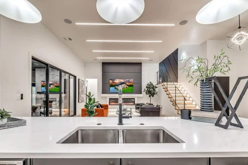Piedmont House | The Cosmopolitan Lux at LLLRanch