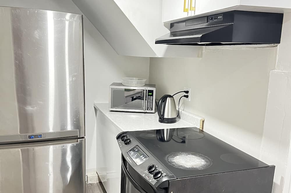 Newmarket House | Full Furnished Freshly renovated cozy basement 5 minutes to Upper Canada Mall