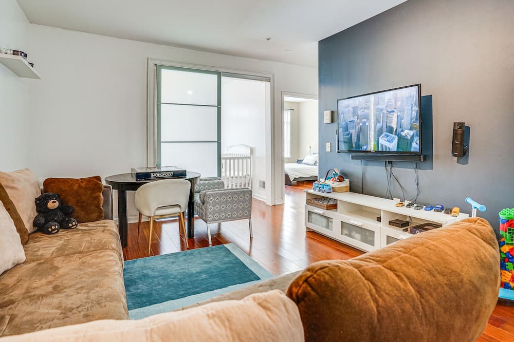 Linden Condo | Lovely Linden Apartment - Walk to Train Station!