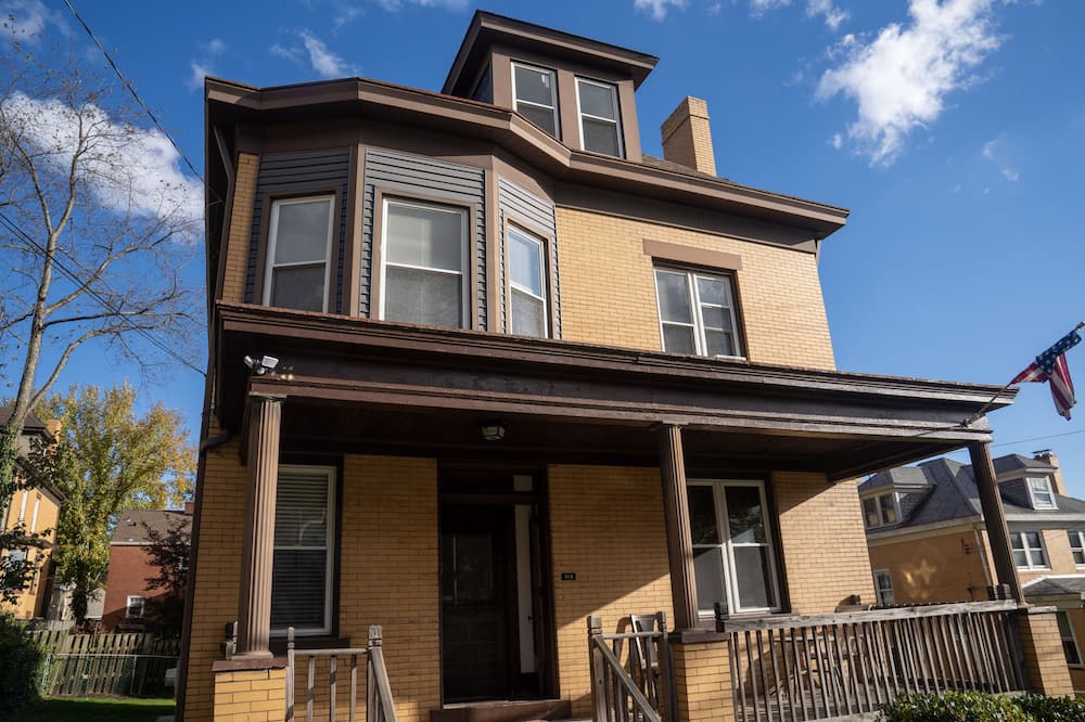 Ross Township Apartment | 12 minutes to downtown Pittsburgh! Cozy 2-bedroom in a quiet neighborhood