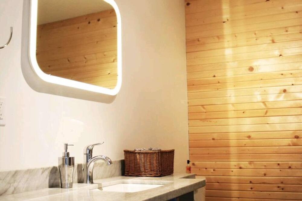 Squamish House | Home away from Home; Chief Mountain View retreat.