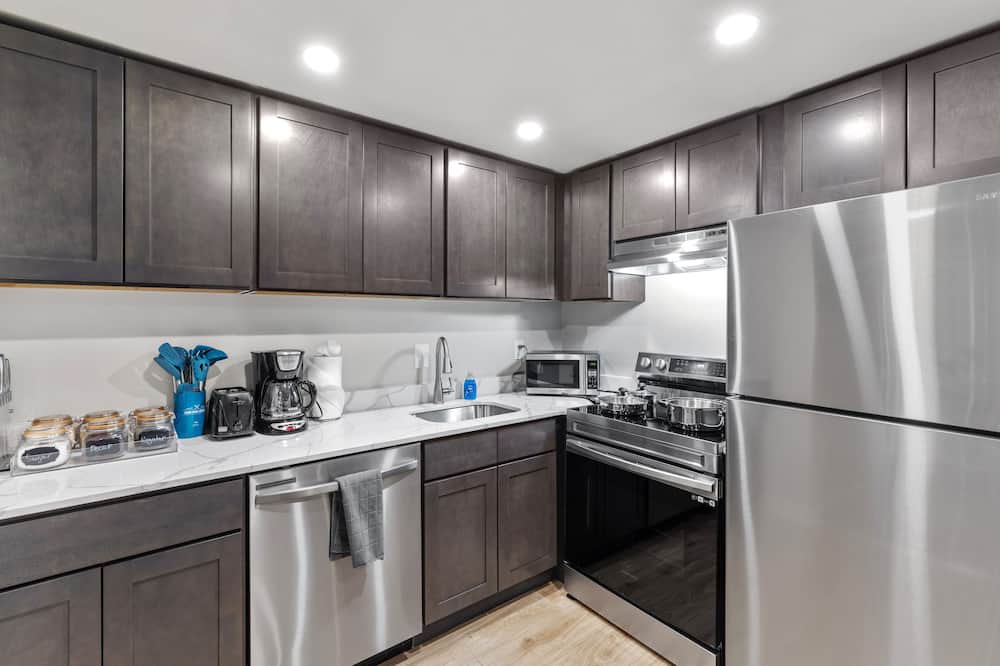 Towson Apartment | Heart of Towson|Pool|King|Parking|600Mbps|Gym