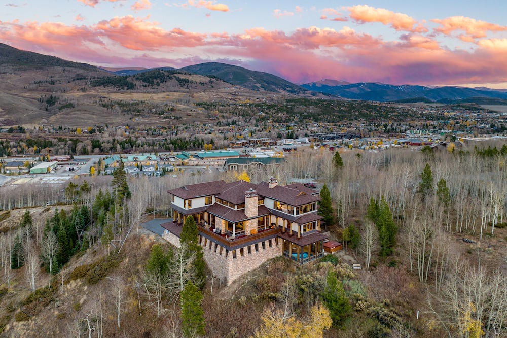 Bouvet Island Villa | Topaz Estate by AvantStay | Luxe Home, Pool + View