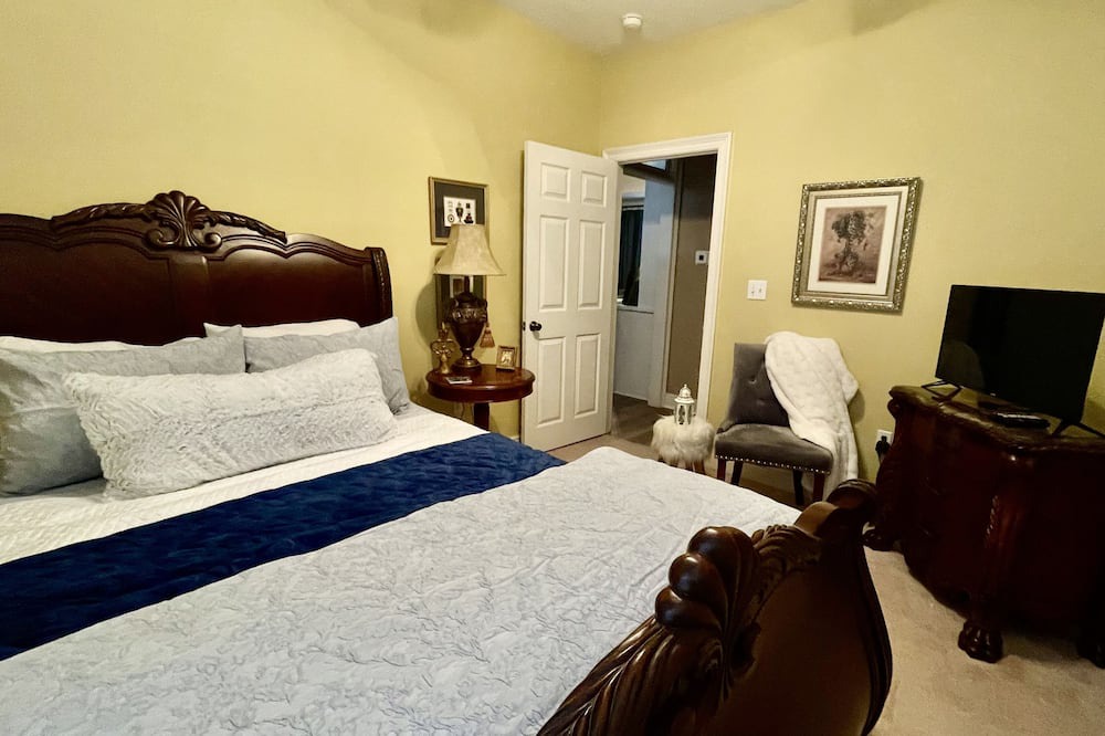 Prairieville Bed & Breakfast | Bed & Breakfast Stay with Brenda Bedroom with Bath in home