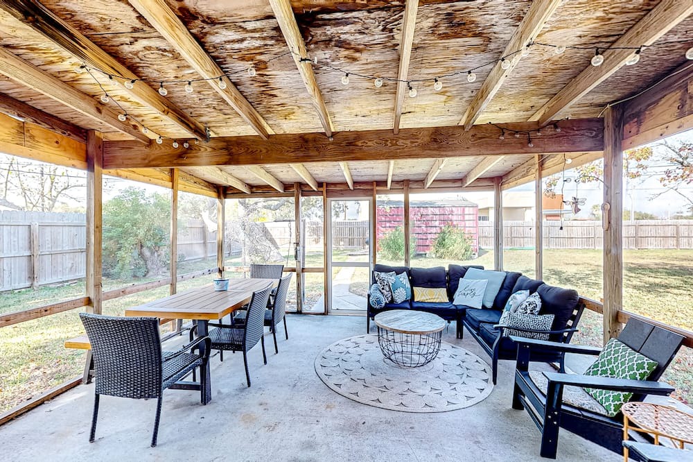 Aransas Pass House | Sunny home with screened-in patio, enclosed yard, W/D, & AC - snowbird-friendly