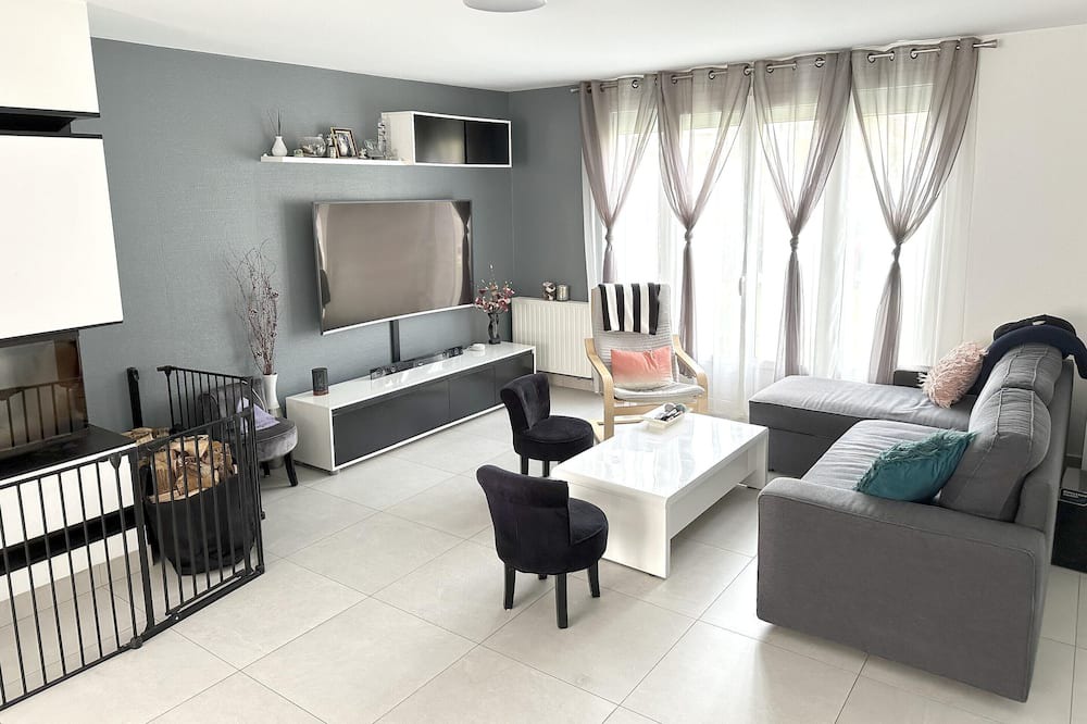 Elancourt House | Homerez - Spacious house for 8 ppl. with garden and terrace at Élancourt