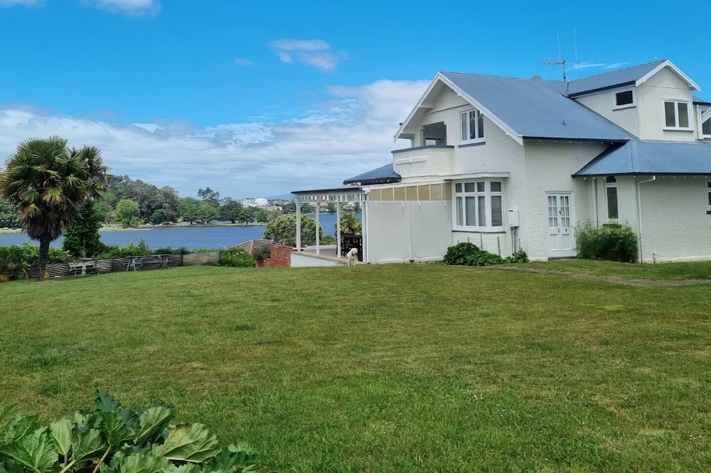 Frankton House | Hosts on the Coast - Stunning Hamilton Lake Views
