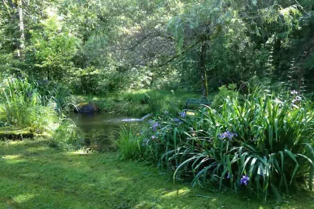 Bellingham Apartment | Private Pond Cottage at Fragrance Falls