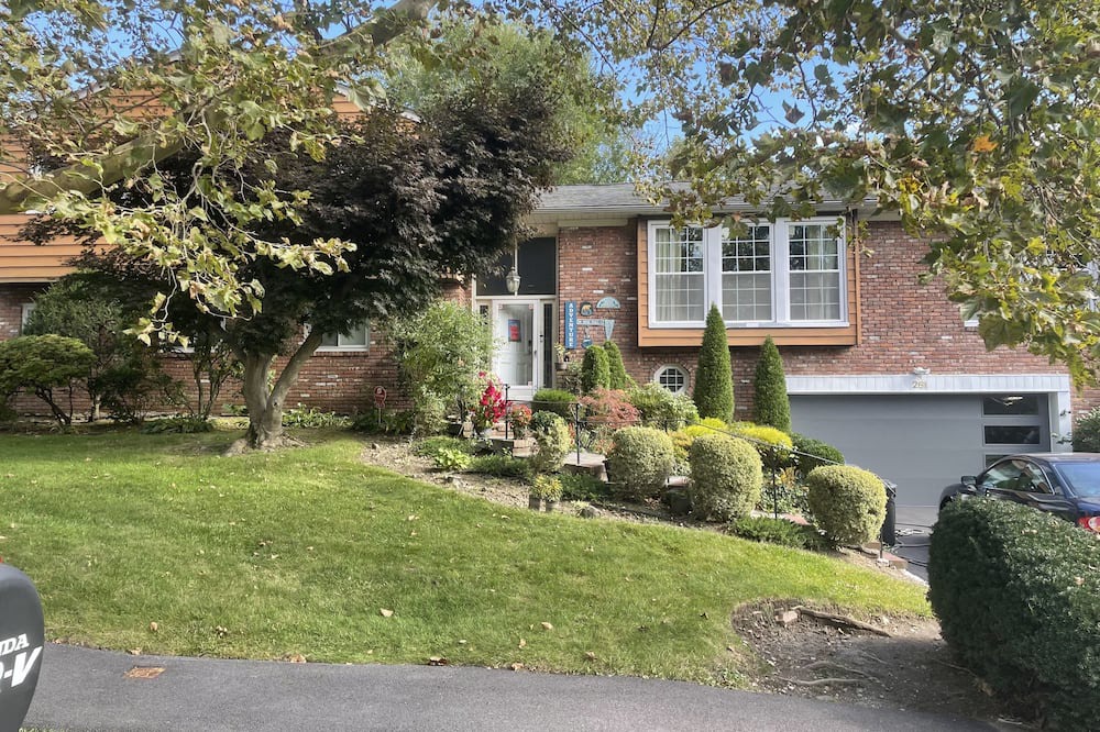 Heathcote House | Large 5 Bedroom House in safe area close to NYC