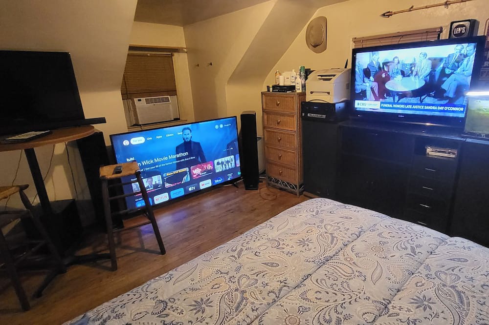Glen Burnie Bed & Breakfast | Upper Loft Room B&B