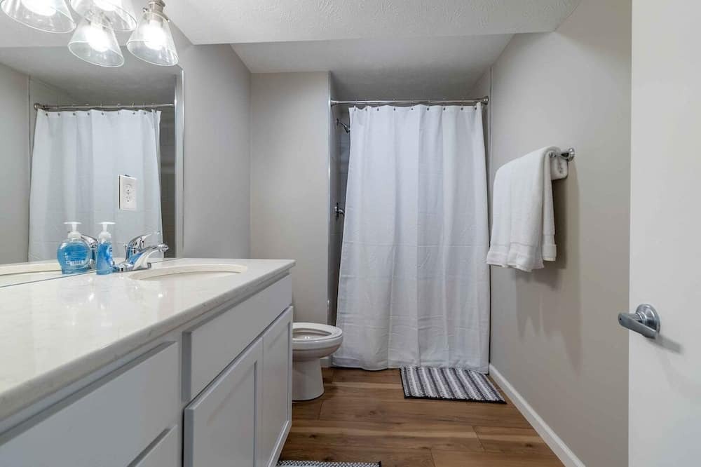 Millard House | Spacious 4 bedroom home sleeps 12 - ideal for CWS
