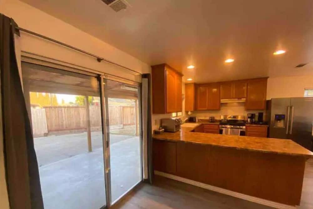 Manteca House | Manteca 4BR Home with Cal King beds