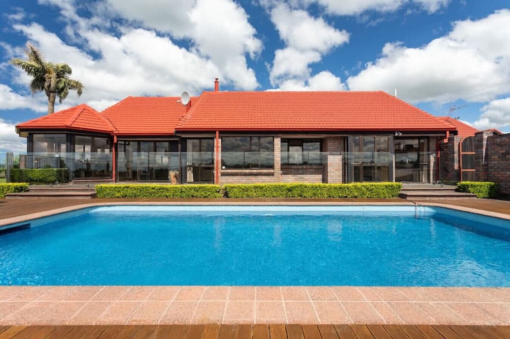 Pyes Pa House | Legendary Family Holidays for 12