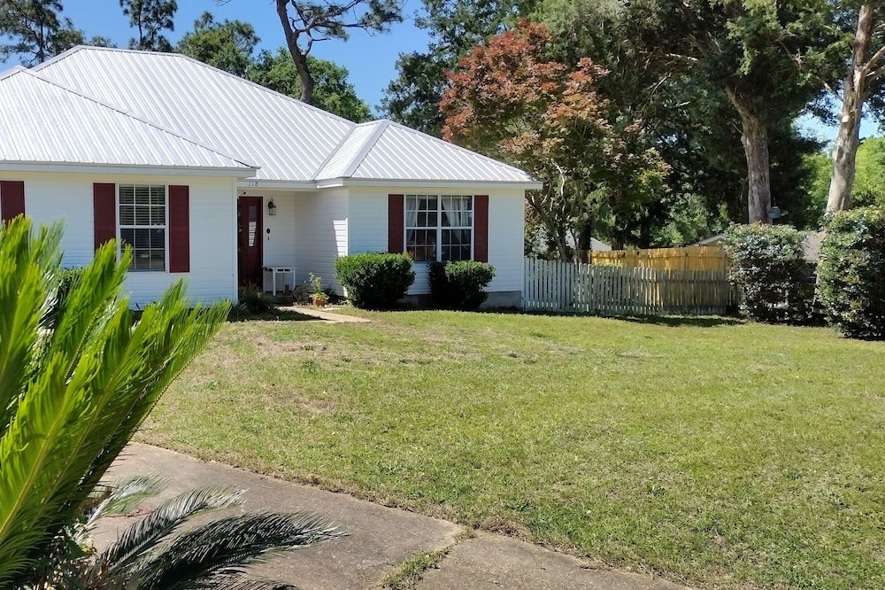 Daphne House | Peaceful,relaxing home. Gentle Dogs ok. Sleeps 5 comfortably.Extended stay rates